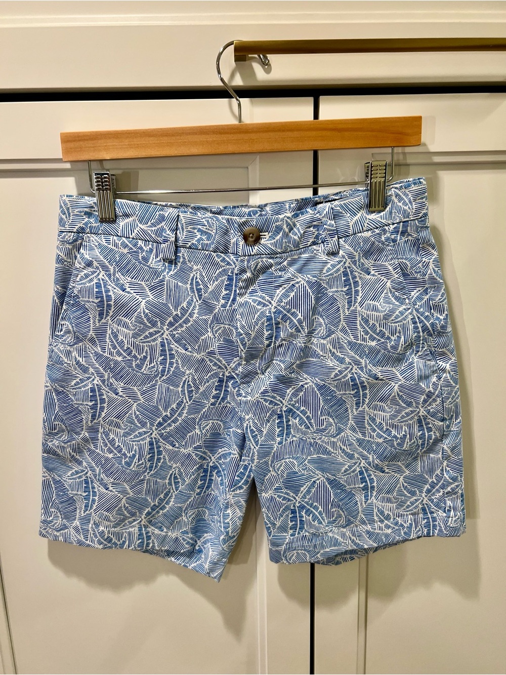 Vineyard Vines Blue & White Palm Leaf-Pattern Shorts
